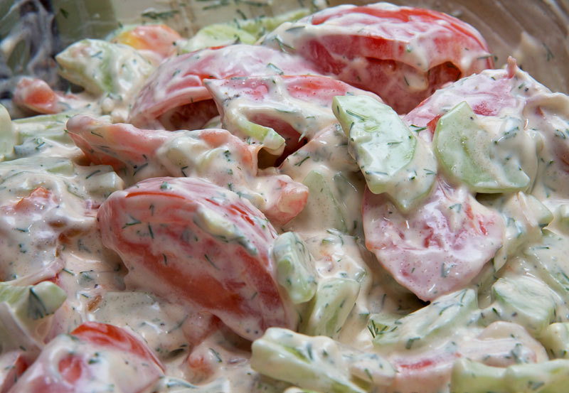 Помидоры и огурцы - классический летний салат