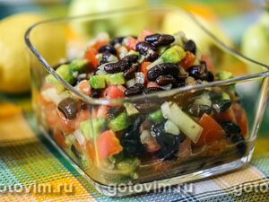 Салат из авокадо с черной фасолью и овощами