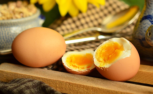 Вареное яйцо с ярко-желтым желтком