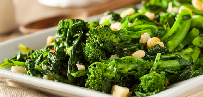 Салат из зеленых овощей - важная часть диеты Пегано