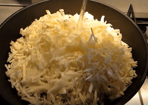 Выложите капусту в кастрюлю с маслом