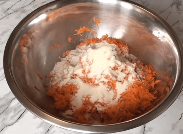 В морковную массу добавить манную крупу и специи