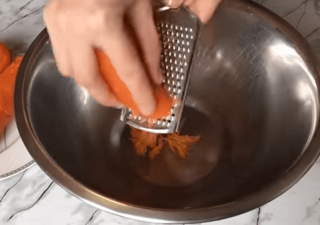 Вареную морковь натереть на терке