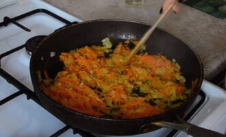 Поставить сковороду на умеренный огонь, разогреть растительное масло. Затем обжарьте нарезанные овощи до мягкости.