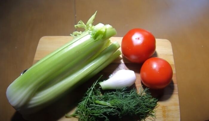 Ингредиенты для салата с сельдереем и помидорами